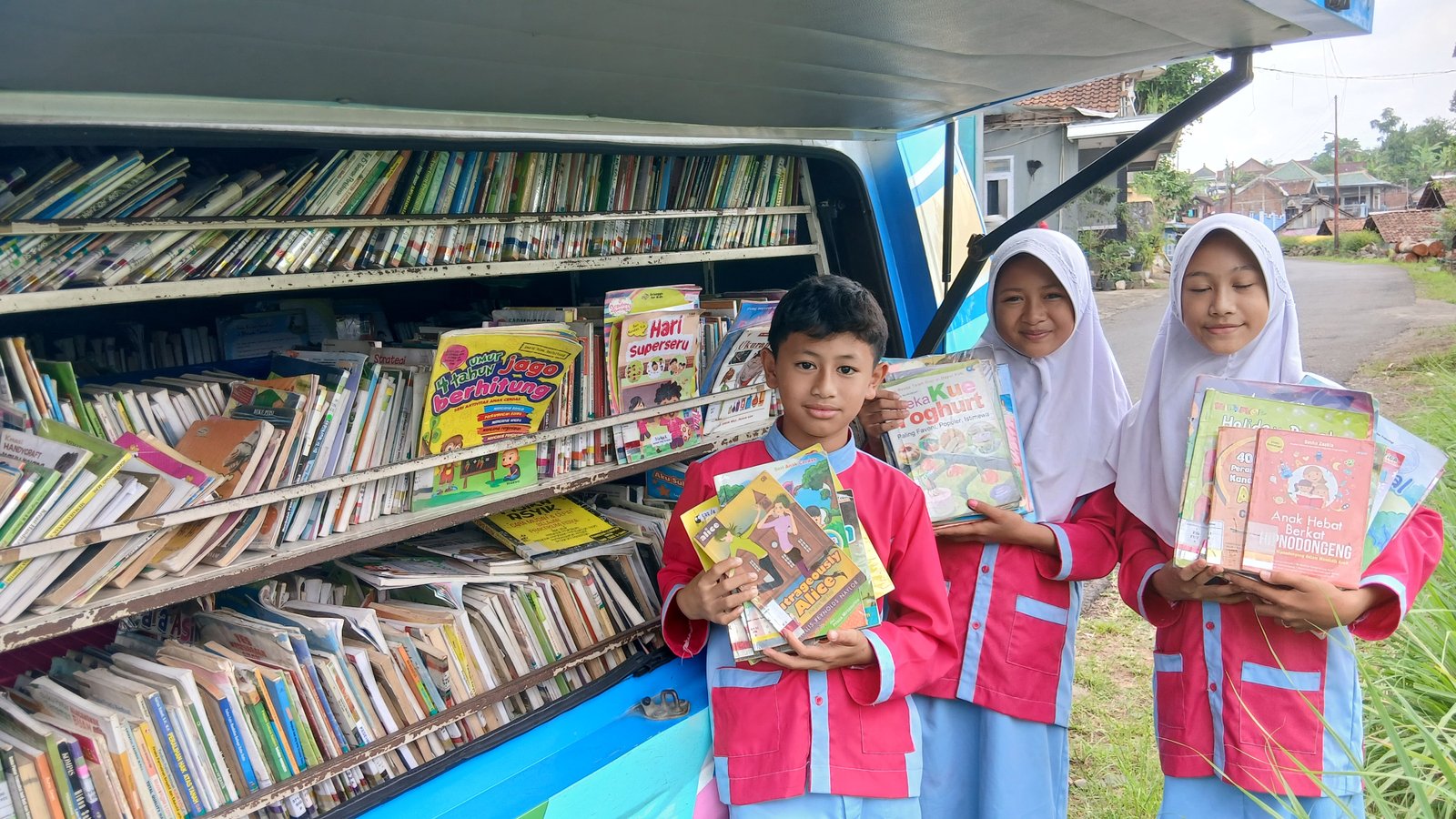 kegiatan meminjam buku kepada Perpustakaan Keliling Kab. Kendal